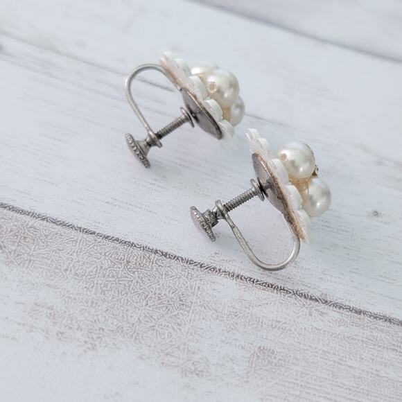 Vintage Screw Back Earrings Lace Like Pattern with Faux Pearls & Clear Gem - Picture 4 of 7